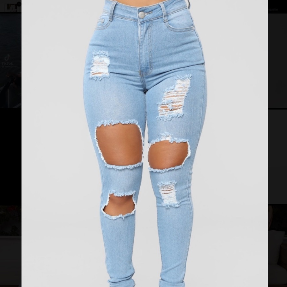 FASHIONOVA- Light blue rippled jeans